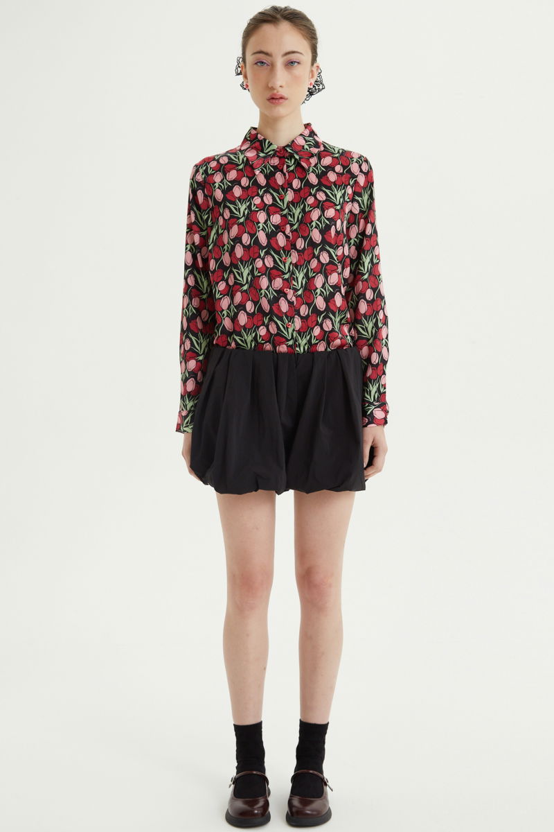 Short negro tiro bajo de silueta balloon y largo mini con cintura elastizada. 
