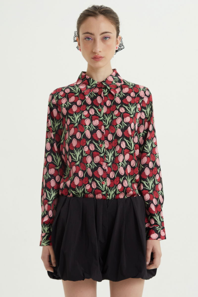 Camisa satinada con estampa de tulipanes y botones a contratono en forma de corazón, de corte recto y larga hasta la cadera. 