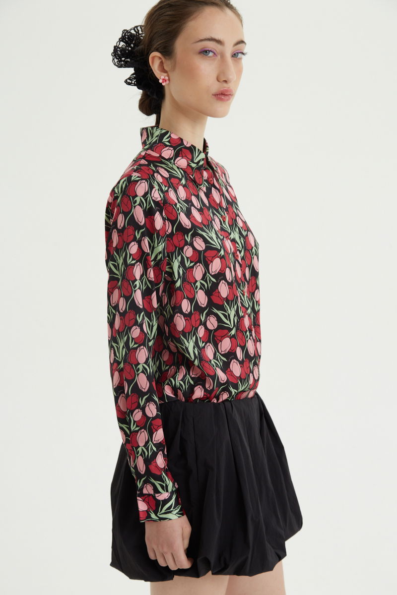 Camisa satinada con estampa de tulipanes y botones a contratono en forma de corazón, de corte recto y larga hasta la cadera. 