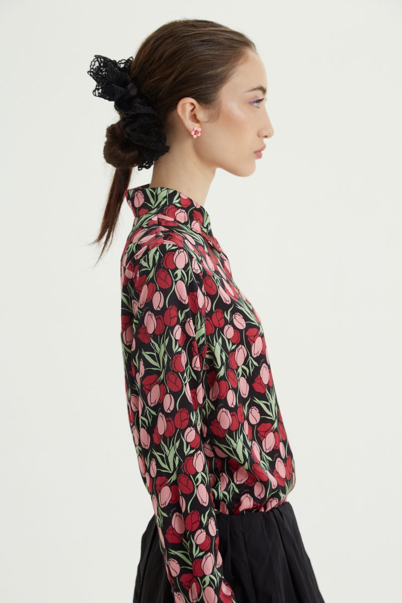 Camisa satinada con estampa de tulipanes y botones a contratono en forma de corazón, de corte recto y larga hasta la cadera. 