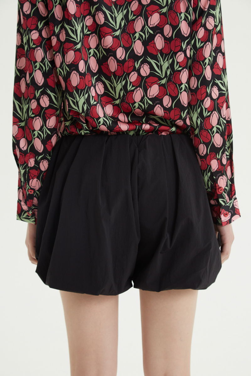 Short negro tiro bajo de silueta balloon y largo mini con cintura elastizada. 
