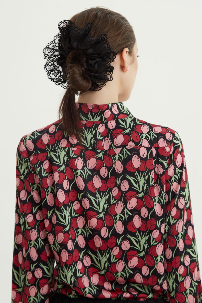 Camisa satinada con estampa de tulipanes y botones a contratono en forma de corazón, de corte recto y larga hasta la cadera. 