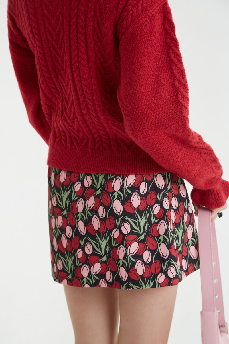 Mini falda tiro bajo con estampa de tulipanes, calce recto, cierre lateral y pinzas traseras.