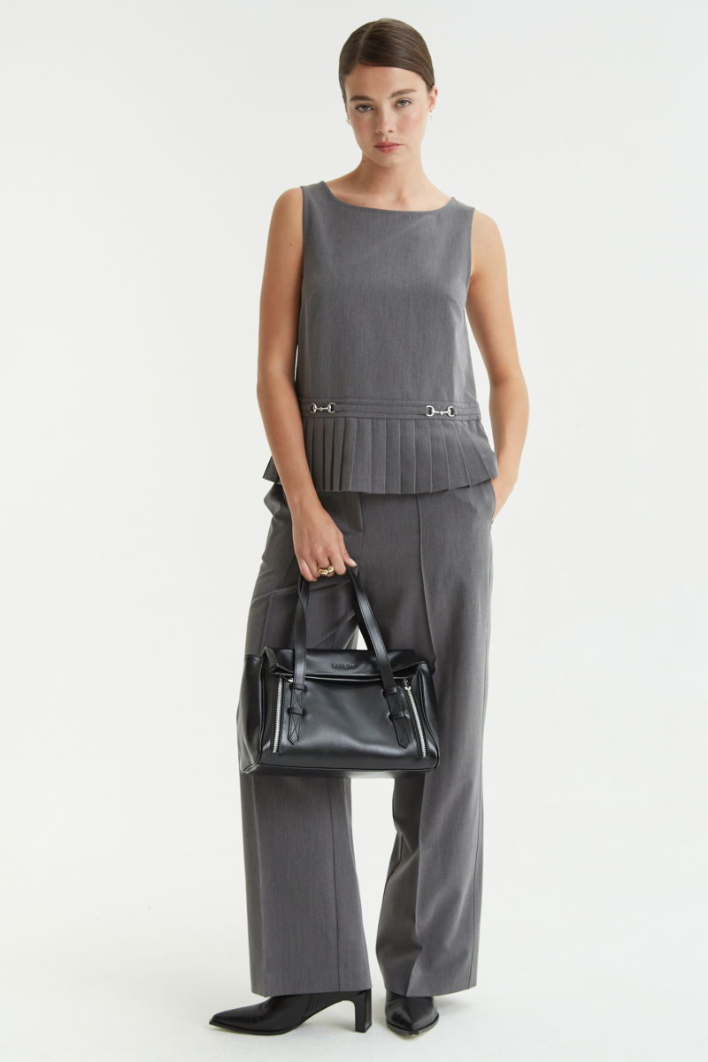 Pantalón gris sastrero tiro alto y recto con herrajes metálicos, pliegue en las piernas y elástico en la cintura trasera. 
