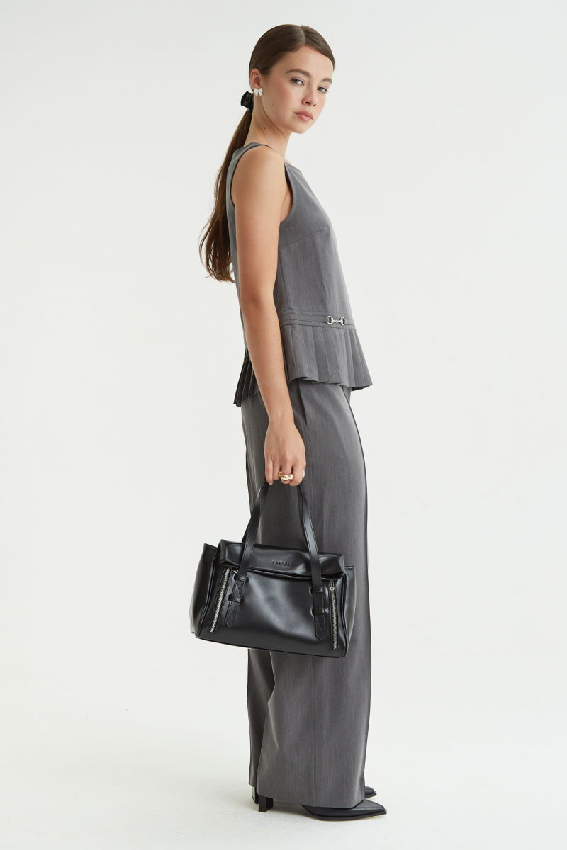 Pantalón gris sastrero tiro alto y recto con herrajes metálicos, pliegue en las piernas y elástico en la cintura trasera. 
