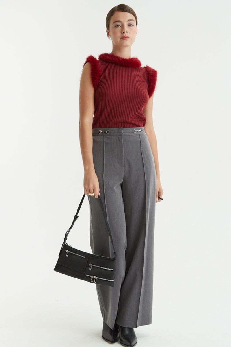 Pantalón gris sastrero tiro alto y recto con herrajes metálicos, pliegue en las piernas y elástico en la cintura trasera. 
