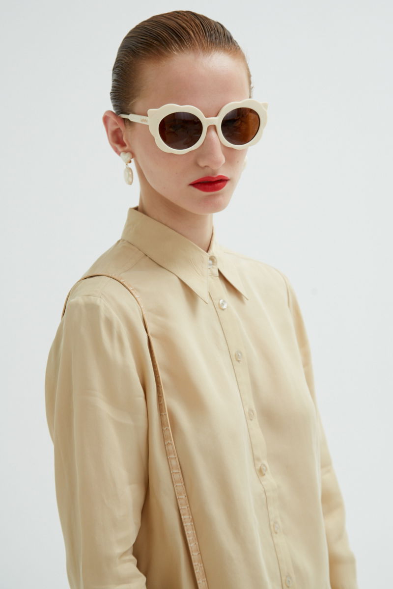 Camisa beige de calce recto y puños anchos con textura suave de piel de durazno. 
