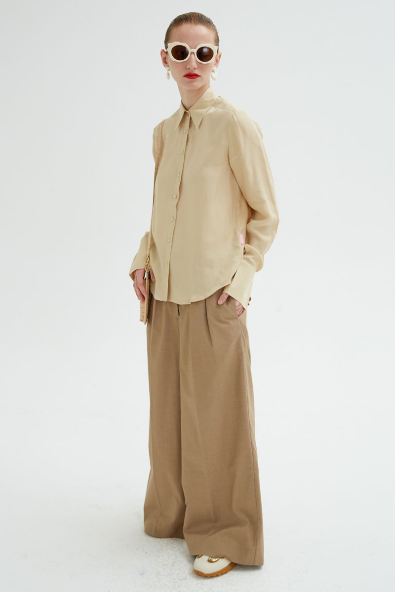 Camisa beige de calce recto y puños anchos con textura suave de piel de durazno. 
