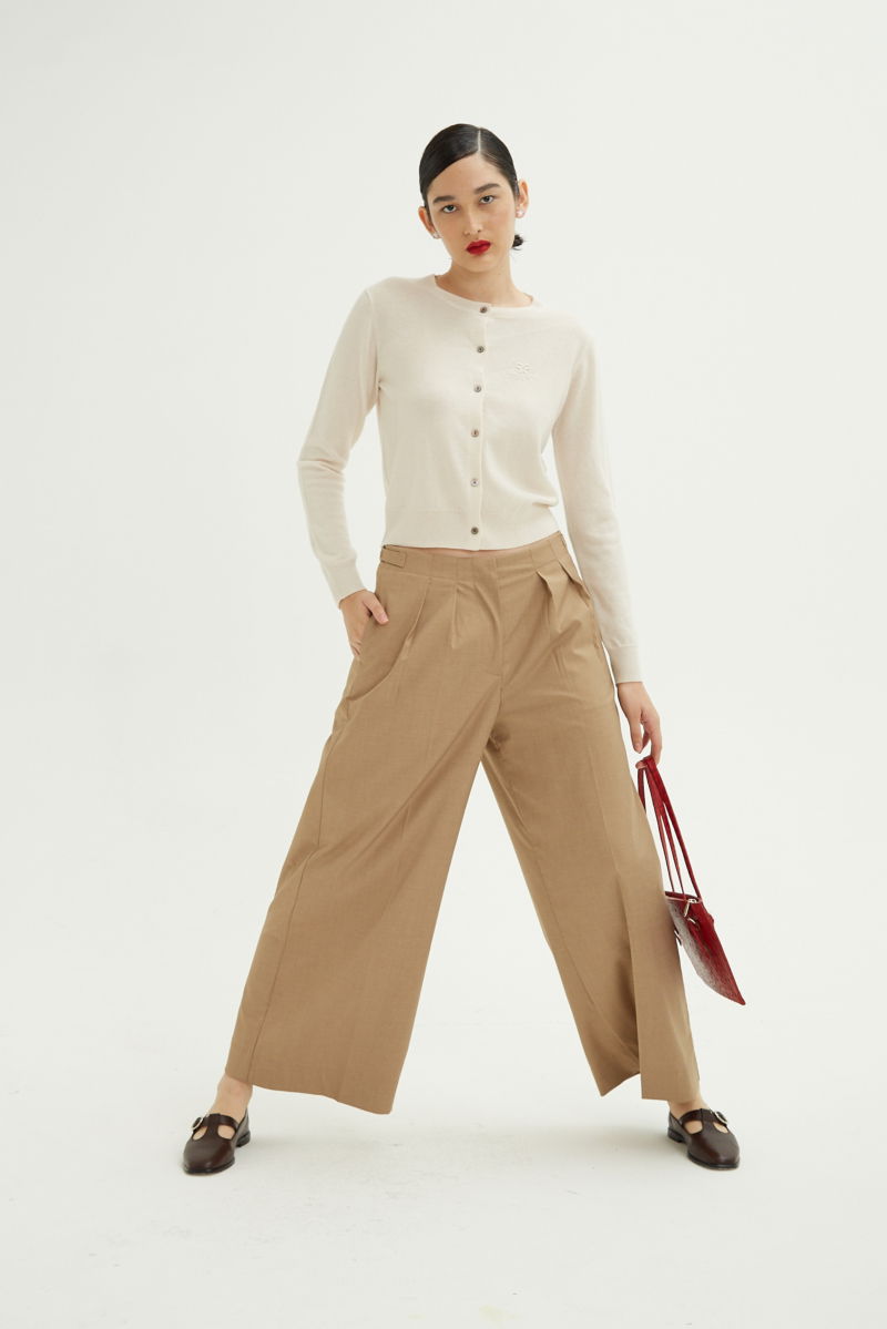 Cardigan crudo de lana y cachemira de corte recto entallado en la cintura con terminaciones en rib en puños y ruedo, cuello redondo cerrado y botones a tono.