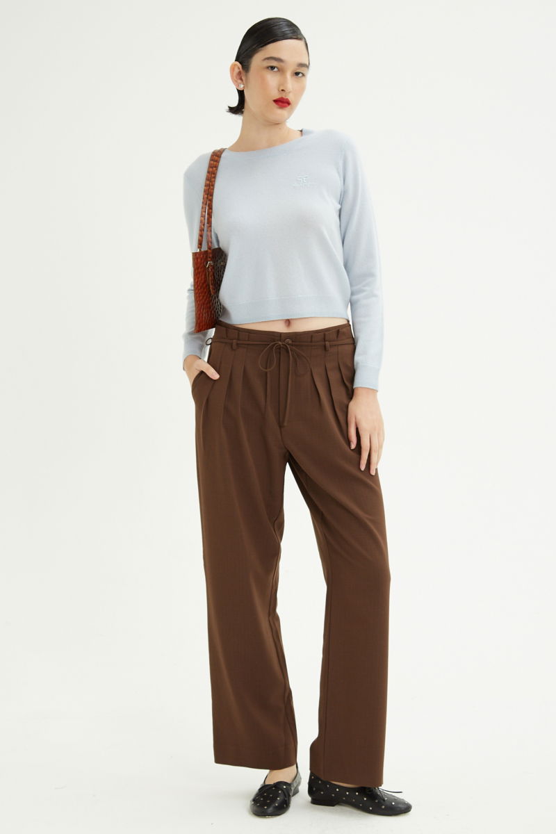 Sweater celeste de lana y cachemira recto y entallado en la cintura con cuello redondo y terminaciones de ribb en puños y ruedo.