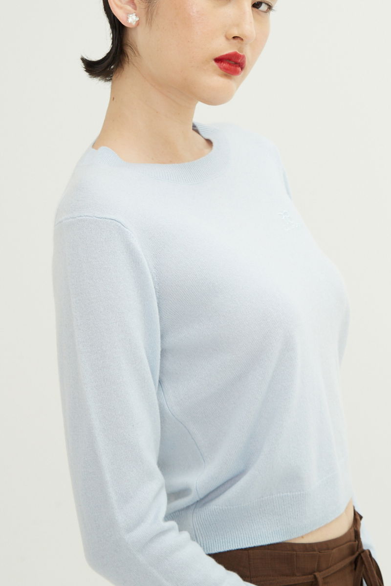 Sweater celeste de lana y cachemira recto y entallado en la cintura con cuello redondo y terminaciones de ribb en puños y ruedo.
