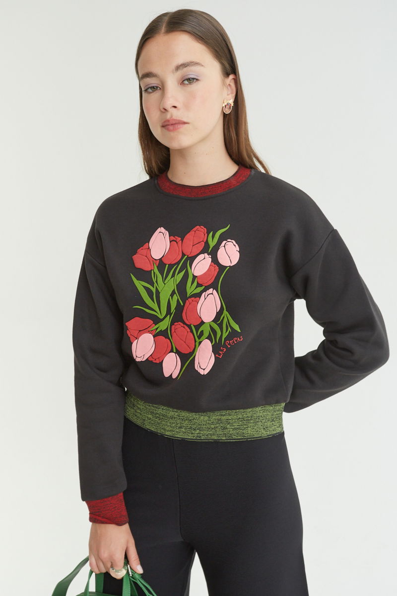 Buzo con estampa de tulipanes en relieve, recto y largo a la cadera con hombros caídos y terminaciones de rib jaspeado a contratono en cuello, puños y ruedo.