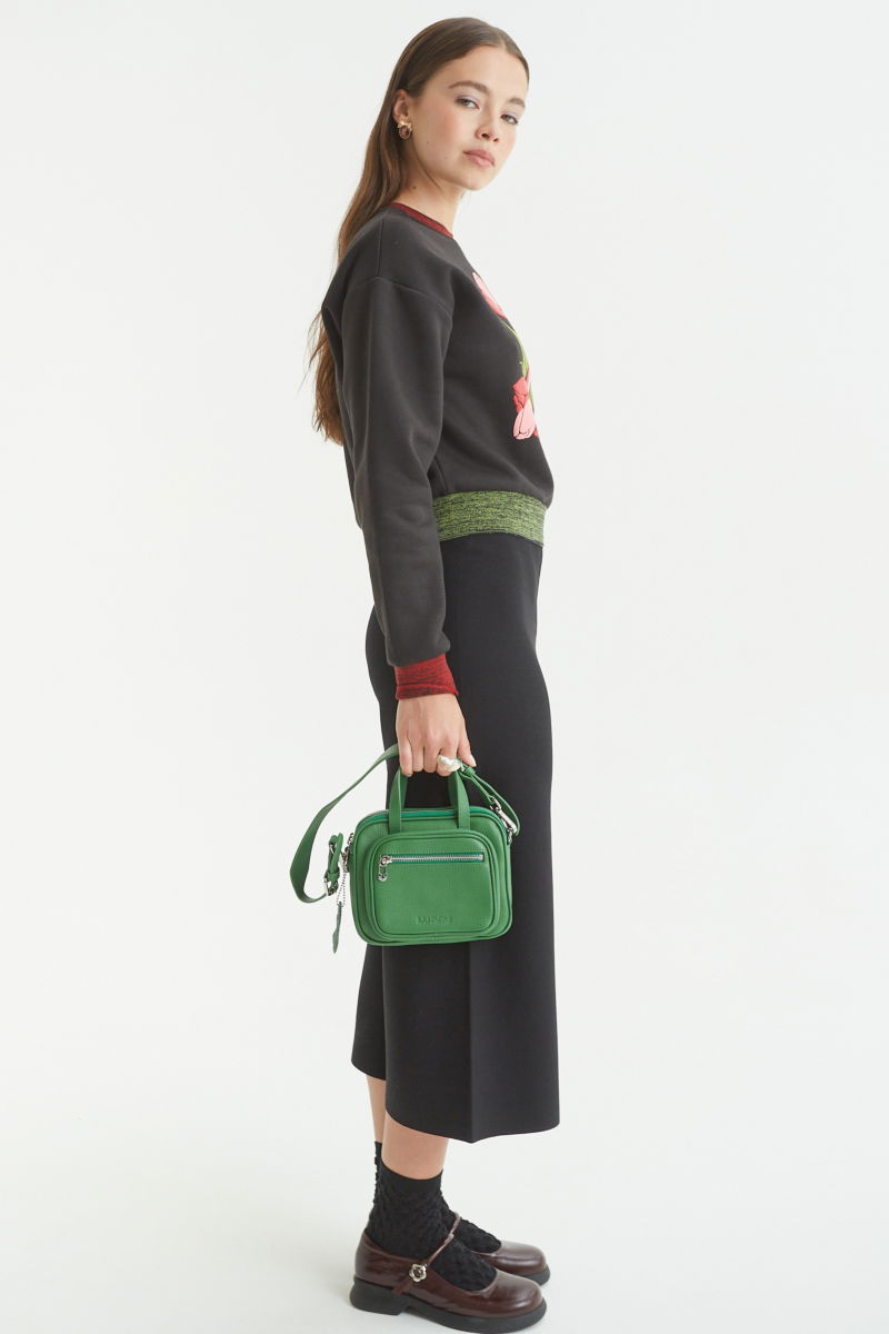 Buzo con estampa de tulipanes en relieve, recto y largo a la cadera con hombros caídos y terminaciones de rib jaspeado a contratono en cuello, puños y ruedo.