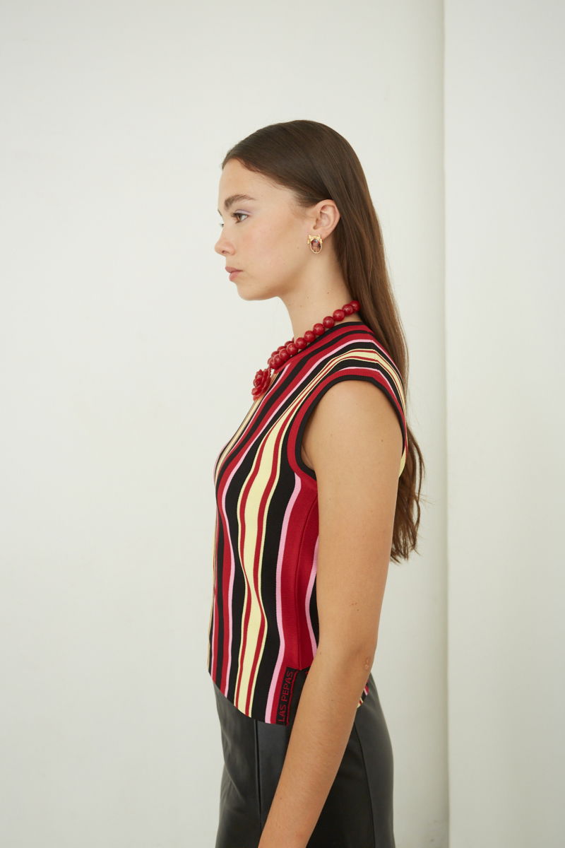 Musculosa tejida a rayas de cuello redondo, calce recto y larga hasta la cadera con aberturas laterales.