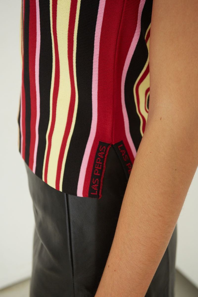 Musculosa tejida a rayas de cuello redondo, calce recto y larga hasta la cadera con aberturas laterales.