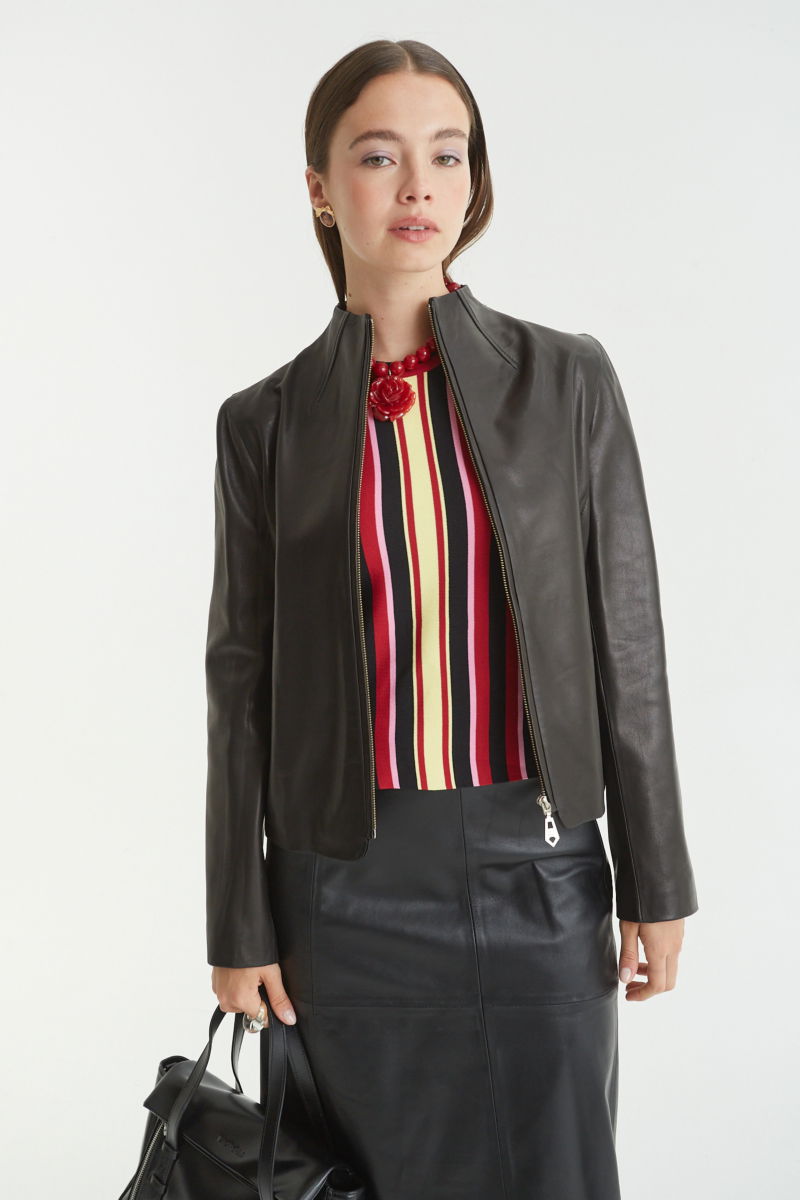 Musculosa tejida a rayas de cuello redondo, calce recto y larga hasta la cadera con aberturas laterales.