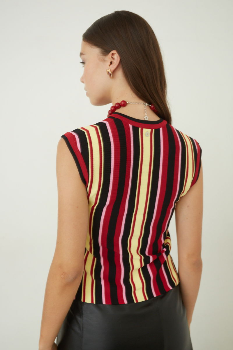 Musculosa tejida a rayas de cuello redondo, calce recto y larga hasta la cadera con aberturas laterales.