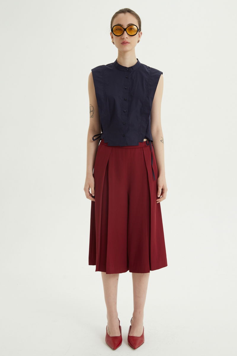 Camisa azul manga corta de poplin recta con cuello mao. 
