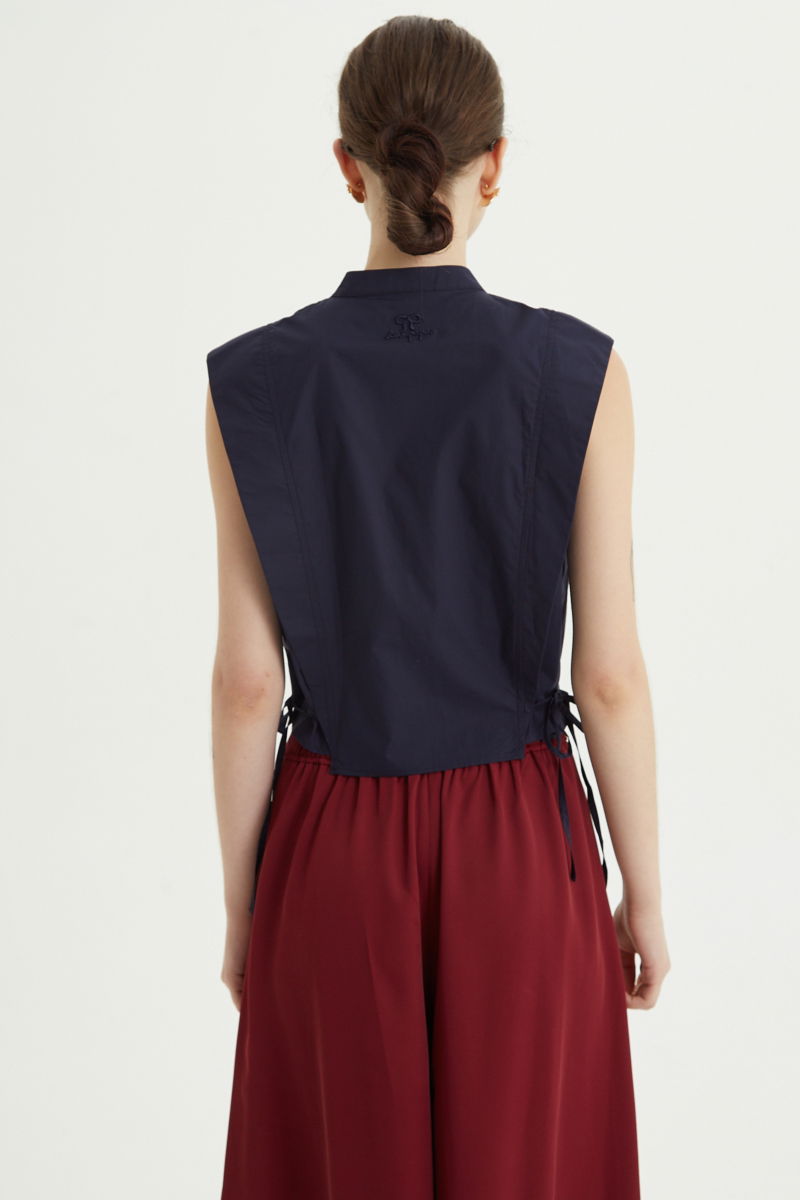 Camisa azul manga corta de poplin recta con cuello mao. 
