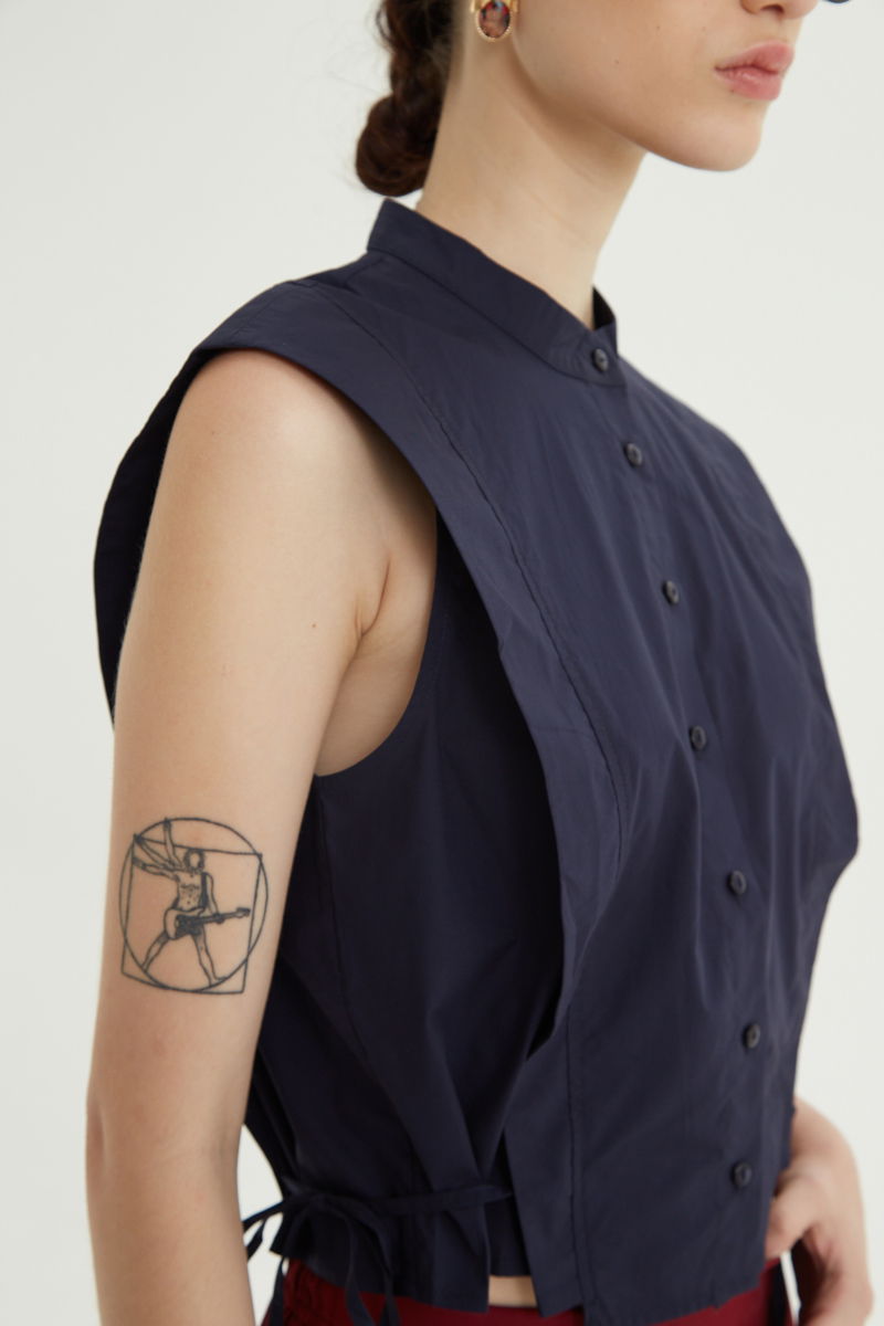 Camisa azul manga corta de poplin recta con cuello mao. 
