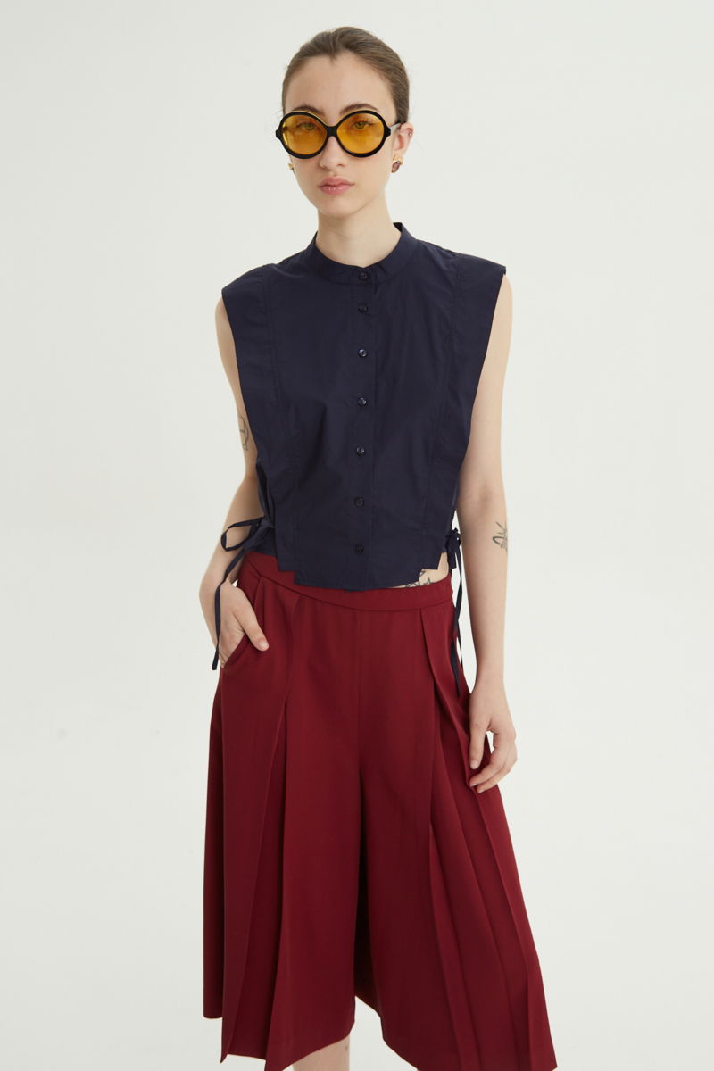 Camisa azul manga corta de poplin recta con cuello mao. 
