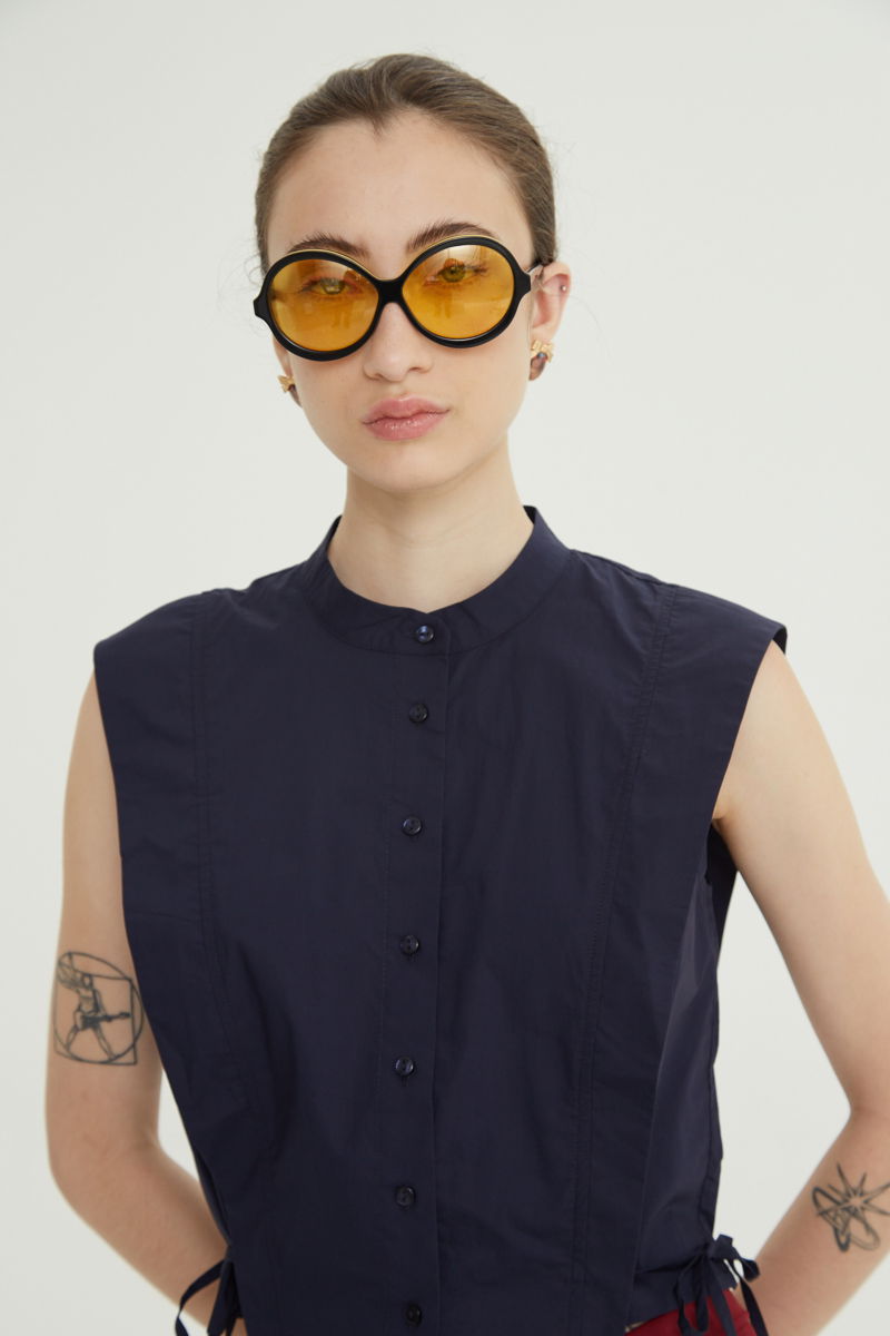 Camisa azul manga corta de poplin recta con cuello mao. 
