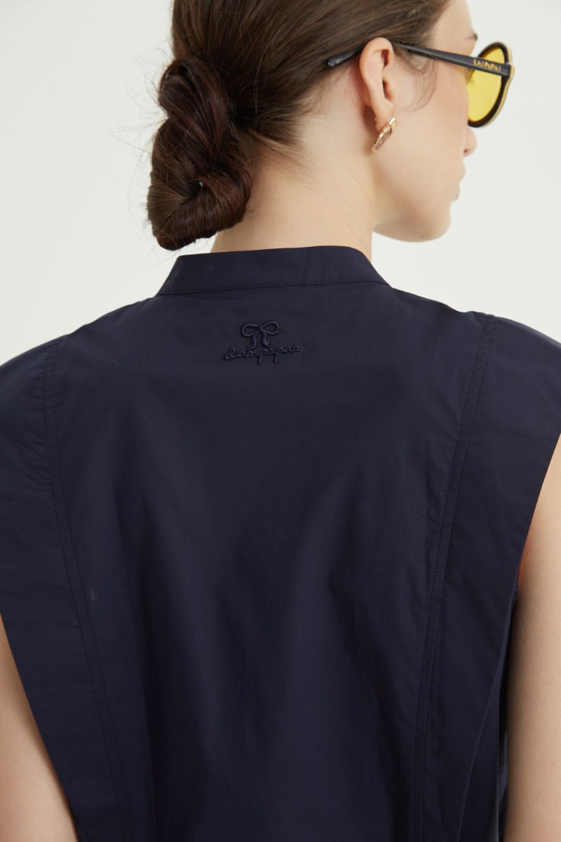 Camisa azul manga corta de poplin recta con cuello mao. 
