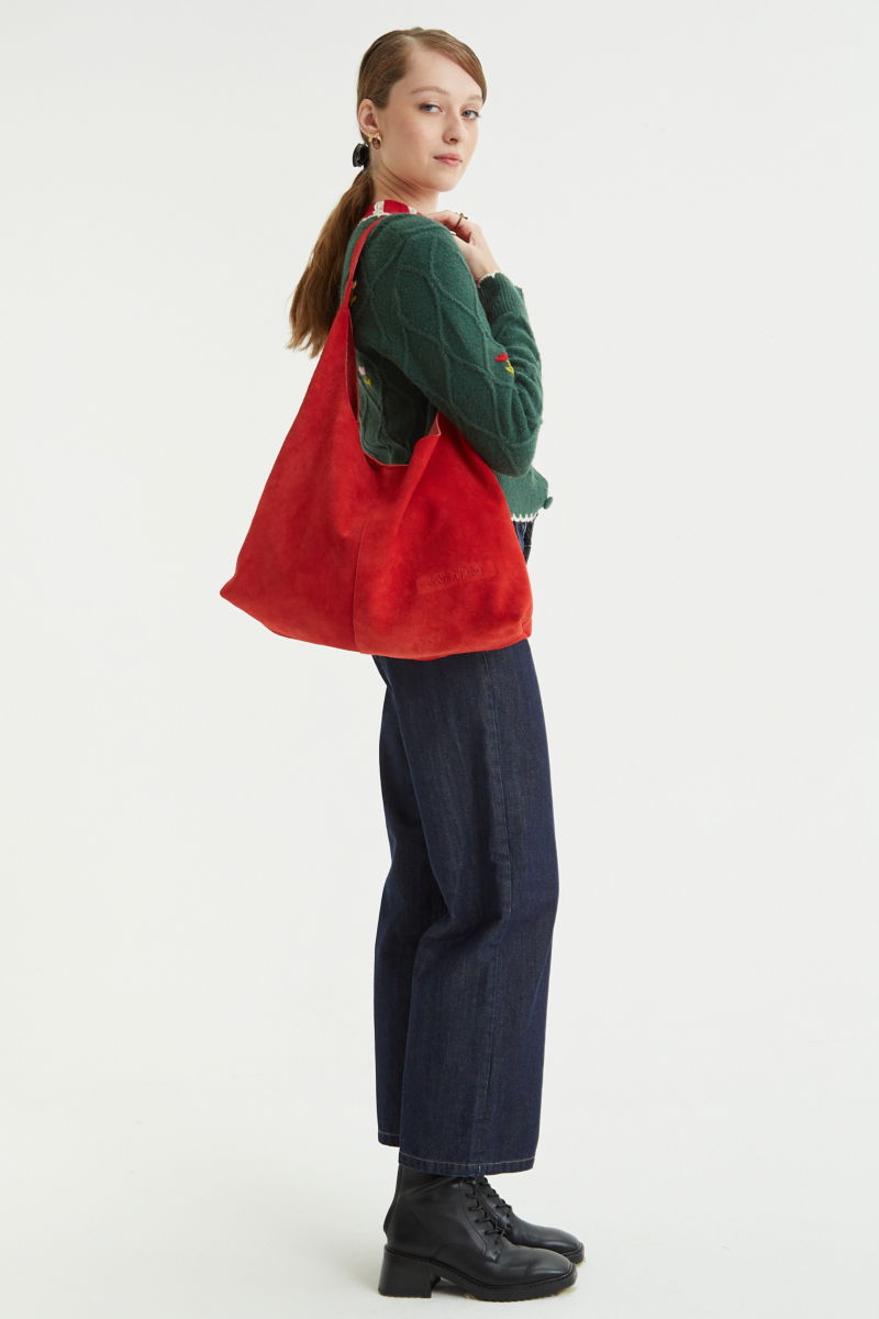 Maxi cartera roja de gamuza con broche con imán, logo de Las Pepas en el frente y bolso interno de red desmontable. 