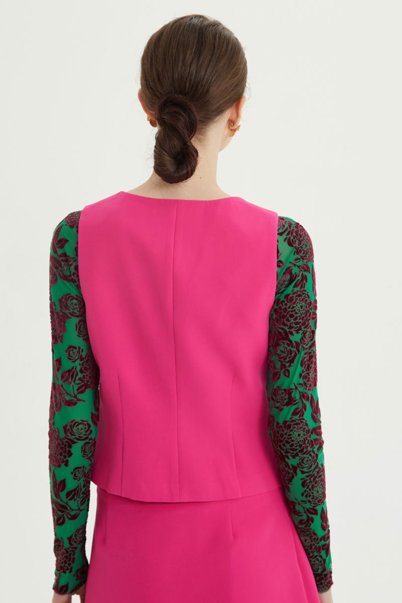 Chaleco fucsia sastrero largo a la cadera con botones a tono, bolsillos ojal y pinzas en frente y espalda. 
