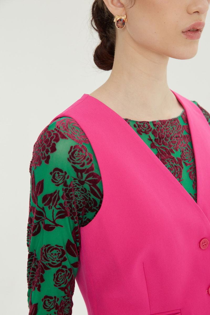 Chaleco fucsia sastrero largo a la cadera con botones a tono, bolsillos ojal y pinzas en frente y espalda. 
