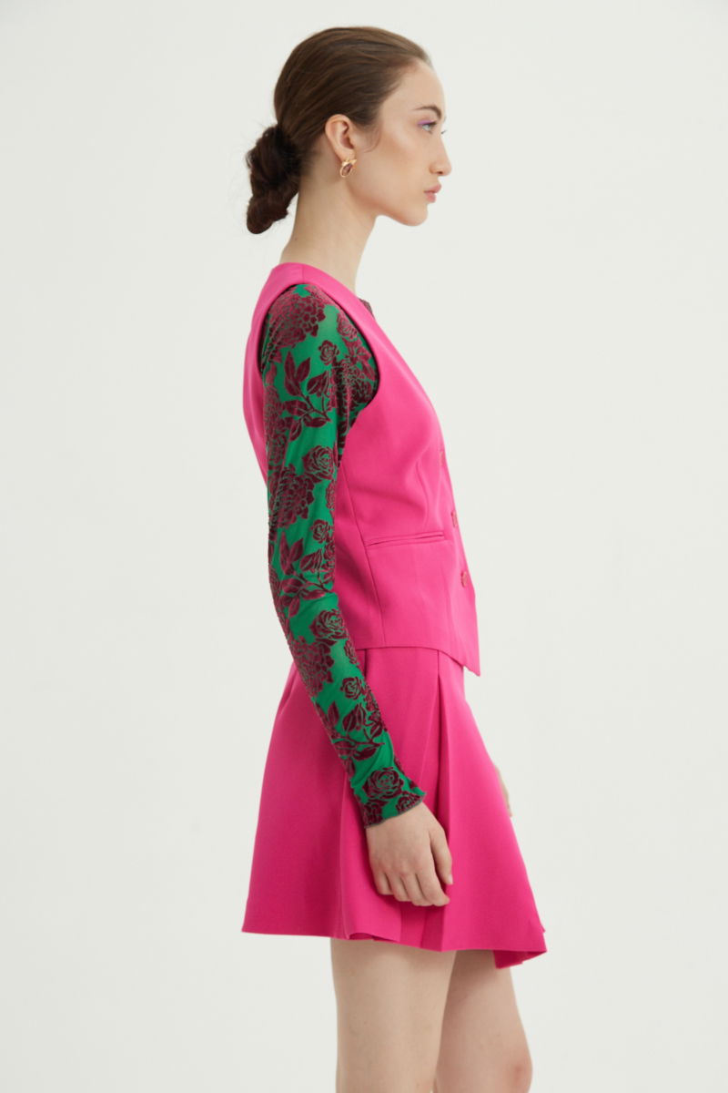 Chaleco fucsia sastrero largo a la cadera con botones a tono, bolsillos ojal y pinzas en frente y espalda. 
