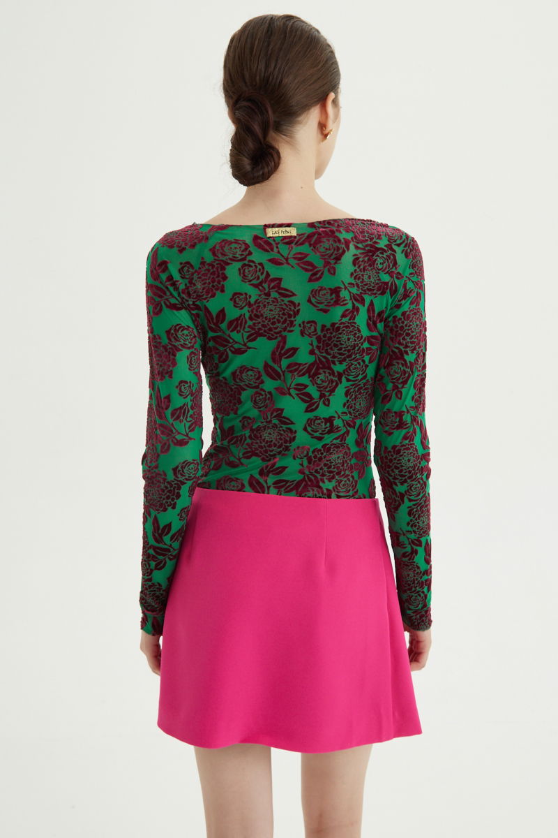 Falda fucsia sastrera acampanada con sobre falda tableada con lazo para atar en el lateral. 