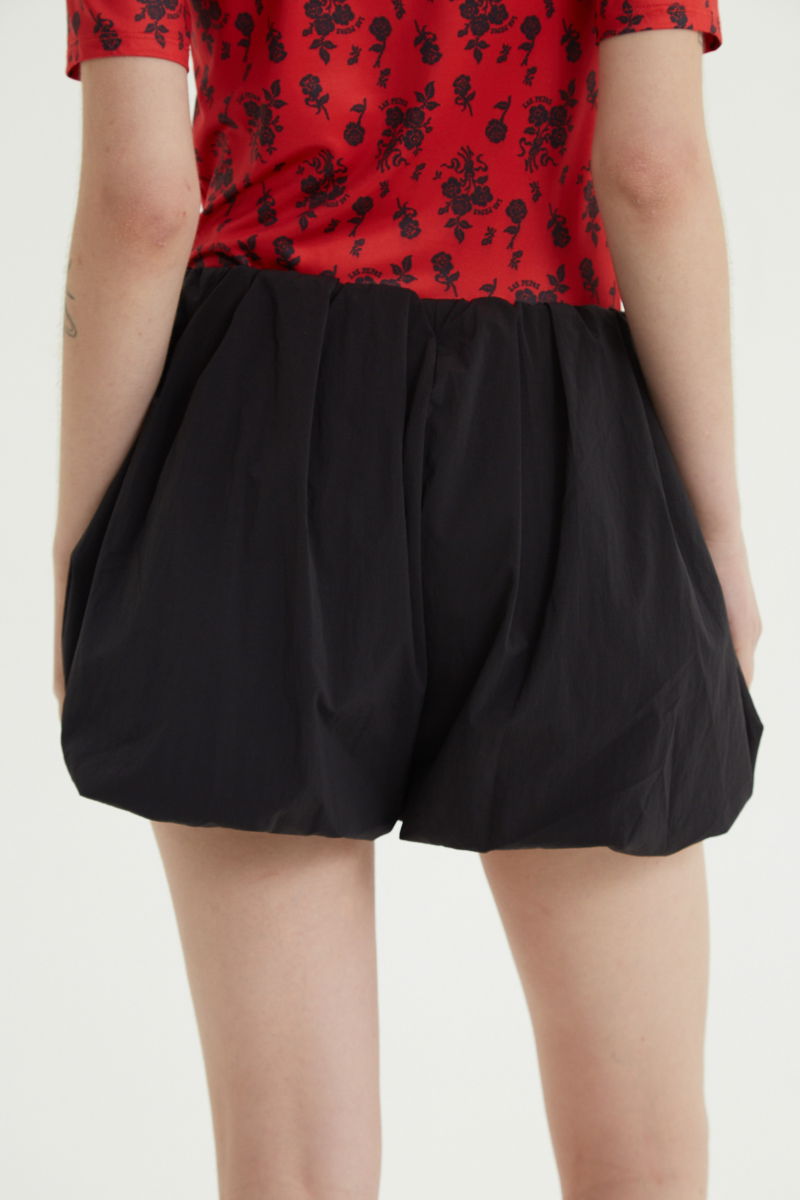Short negro tiro bajo de silueta balloon y largo mini con cintura elastizada. 
