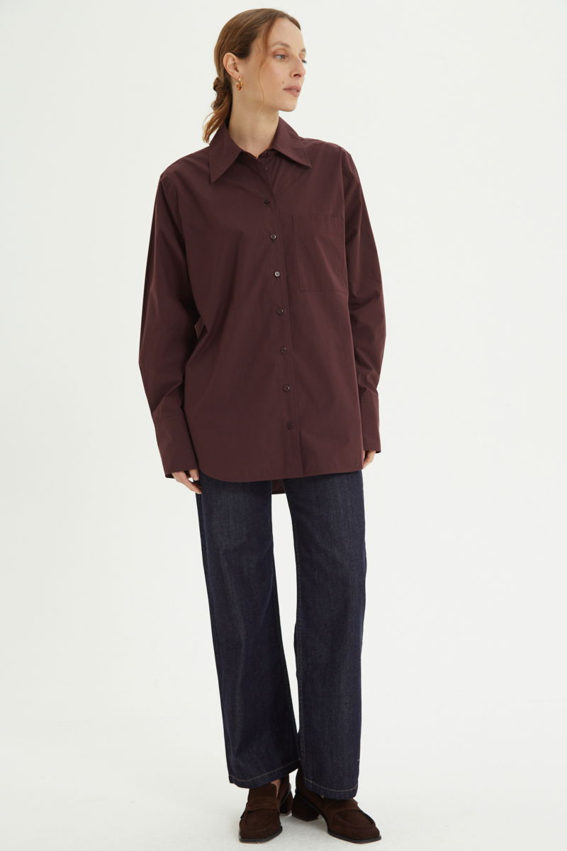 Camisa uva oversize de poplín de algodón larga por debajo de la cadera con bolsillo aplicado al frente, tabla en la espalda y botones a tono.