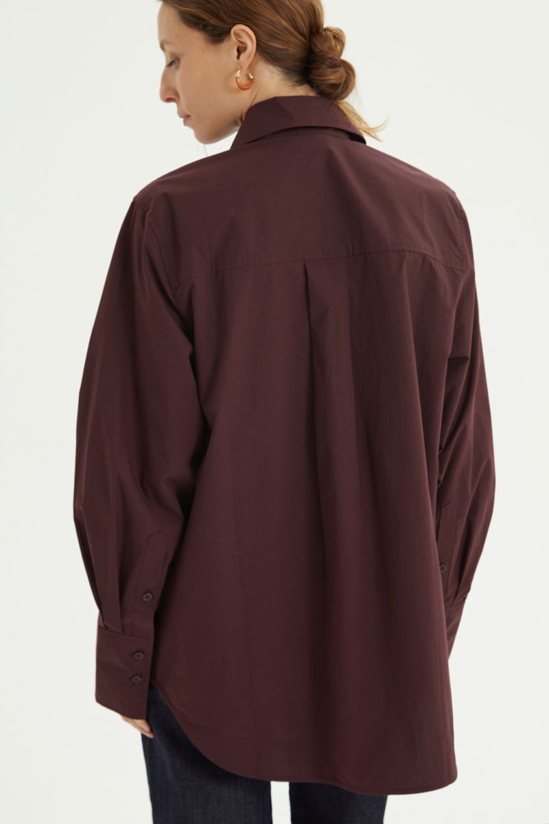 Camisa uva oversize de poplín de algodón larga por debajo de la cadera con bolsillo aplicado al frente, tabla en la espalda y botones a tono.