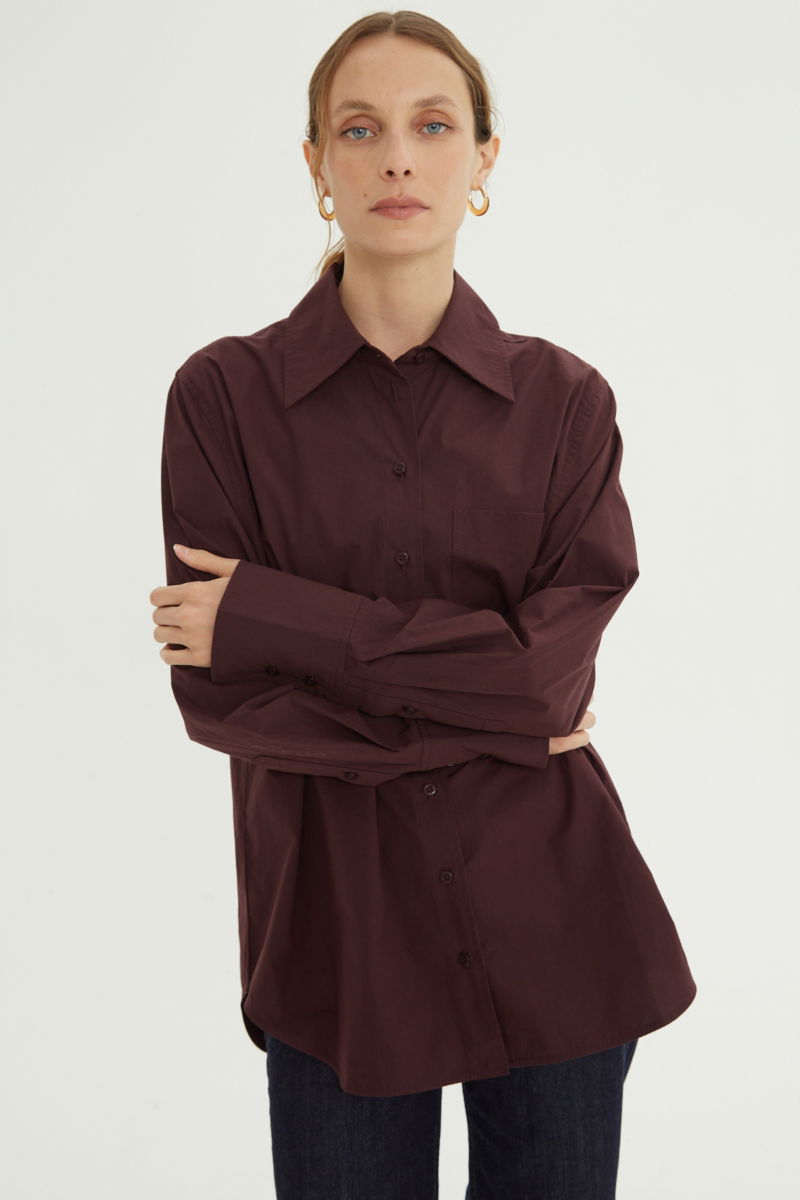 Camisa uva oversize de poplín de algodón larga por debajo de la cadera con bolsillo aplicado al frente, tabla en la espalda y botones a tono.