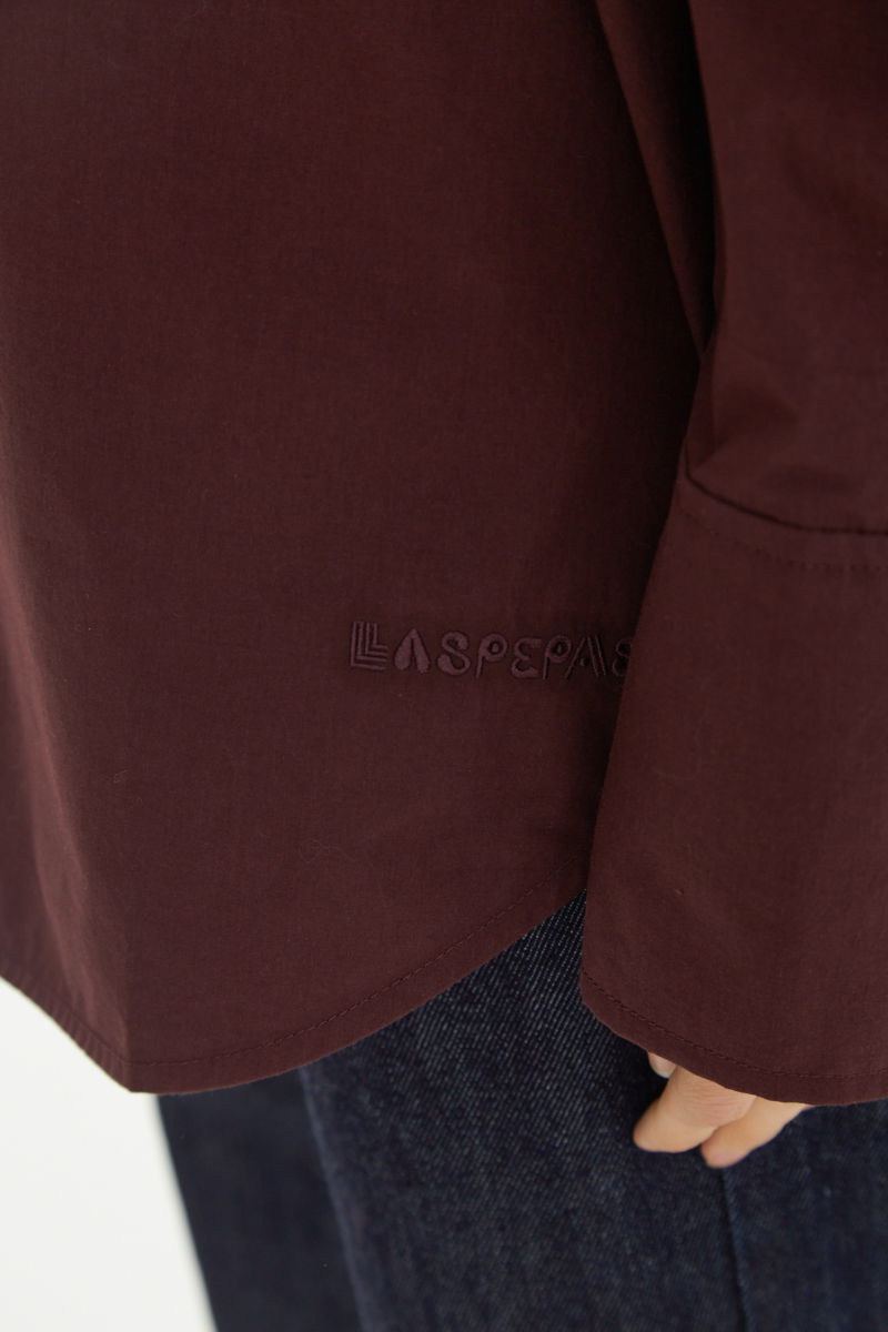 Camisa uva oversize de poplín de algodón larga por debajo de la cadera con bolsillo aplicado al frente, tabla en la espalda y botones a tono.