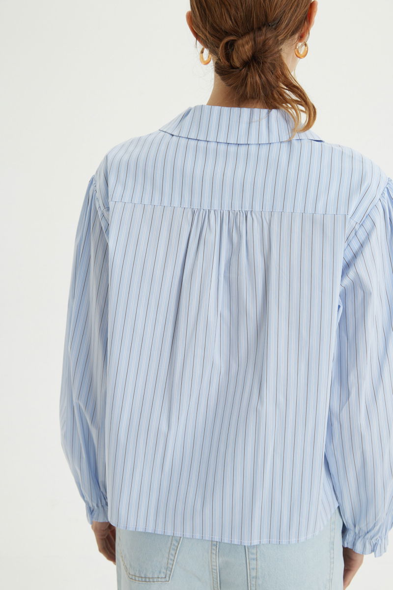 Camisa rayada de algodón recta con mangas amplias y cartera con volados. 