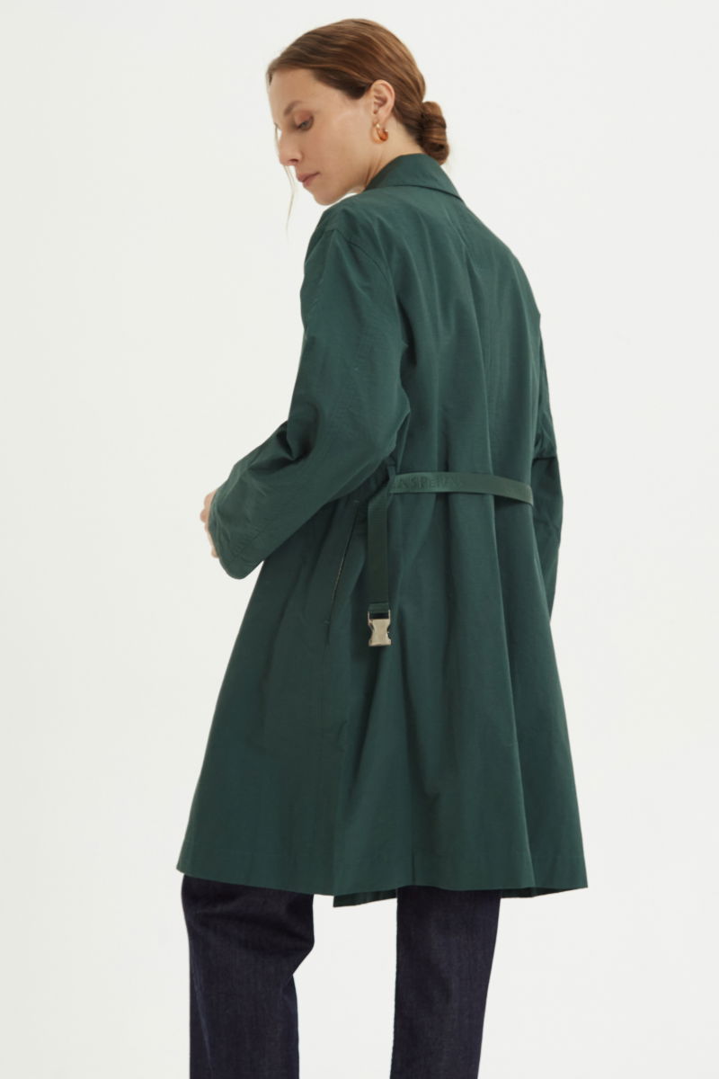 Saco verde liviano recto y largo por arriba de las rodillas con cierre, broches snap y cinturon. 
