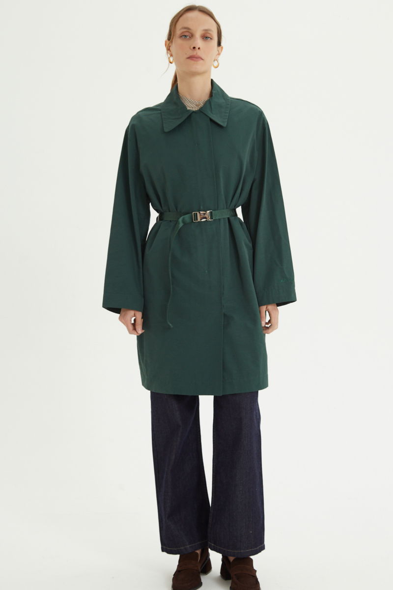 Saco verde liviano recto y largo por arriba de las rodillas con cierre, broches snap y cinturon. 
