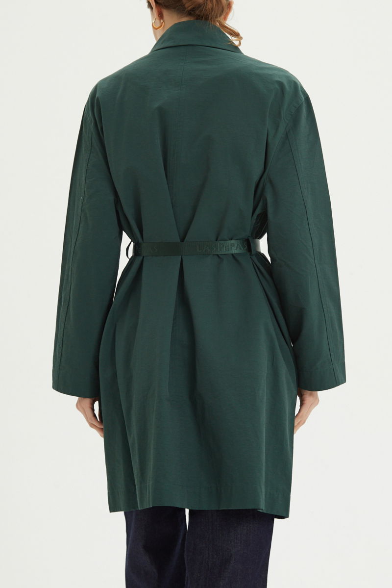 Saco verde liviano recto y largo por arriba de las rodillas con cierre, broches snap y cinturon. 
