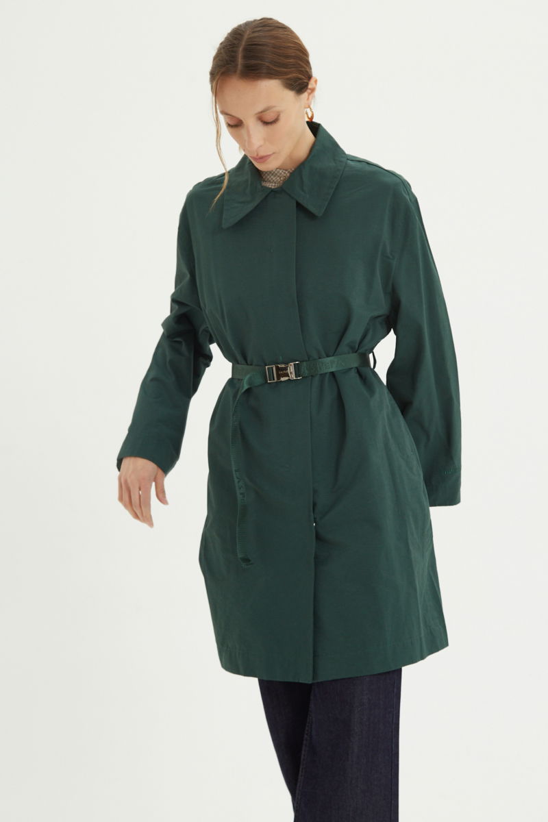 Saco verde liviano recto y largo por arriba de las rodillas con cierre, broches snap y cinturon. 
