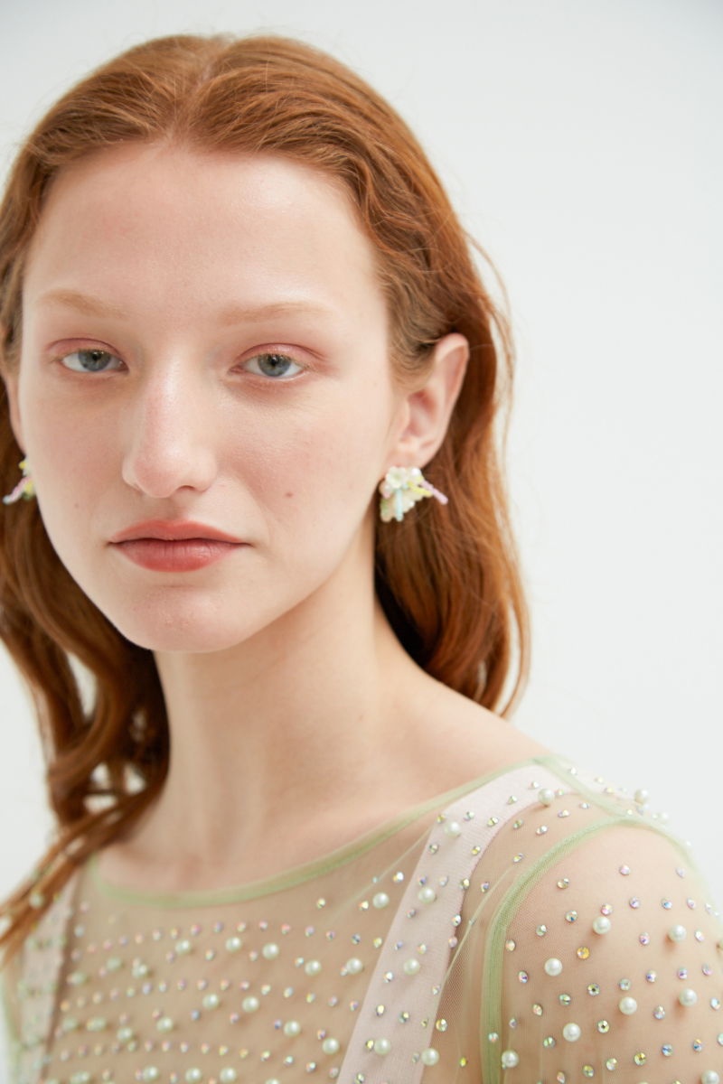 Remera pistacho manga larga recta de microtul con perlas y strass bordados.
