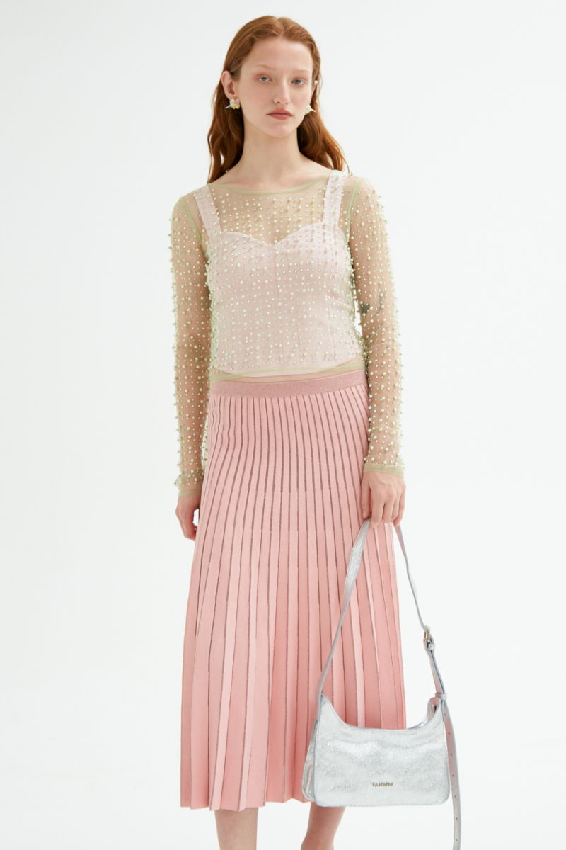 Remera pistacho manga larga recta de microtul con perlas y strass bordados.
