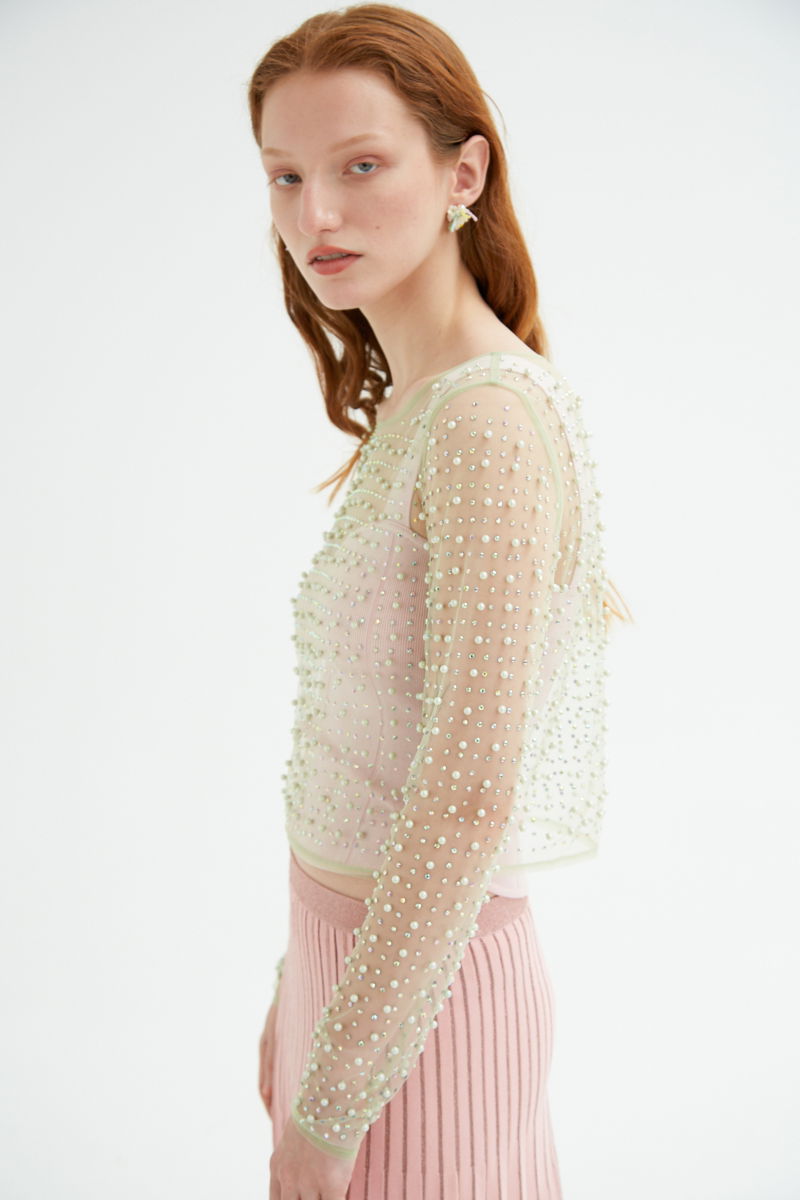 Remera pistacho manga larga recta de microtul con perlas y strass bordados.
