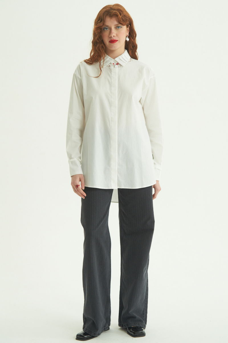 Camisa blanca oversized de poplín con tablas en cuello, puños y espalda. 
