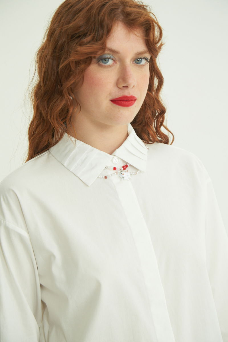 Camisa blanca oversized de poplín con tablas en cuello, puños y espalda. 
