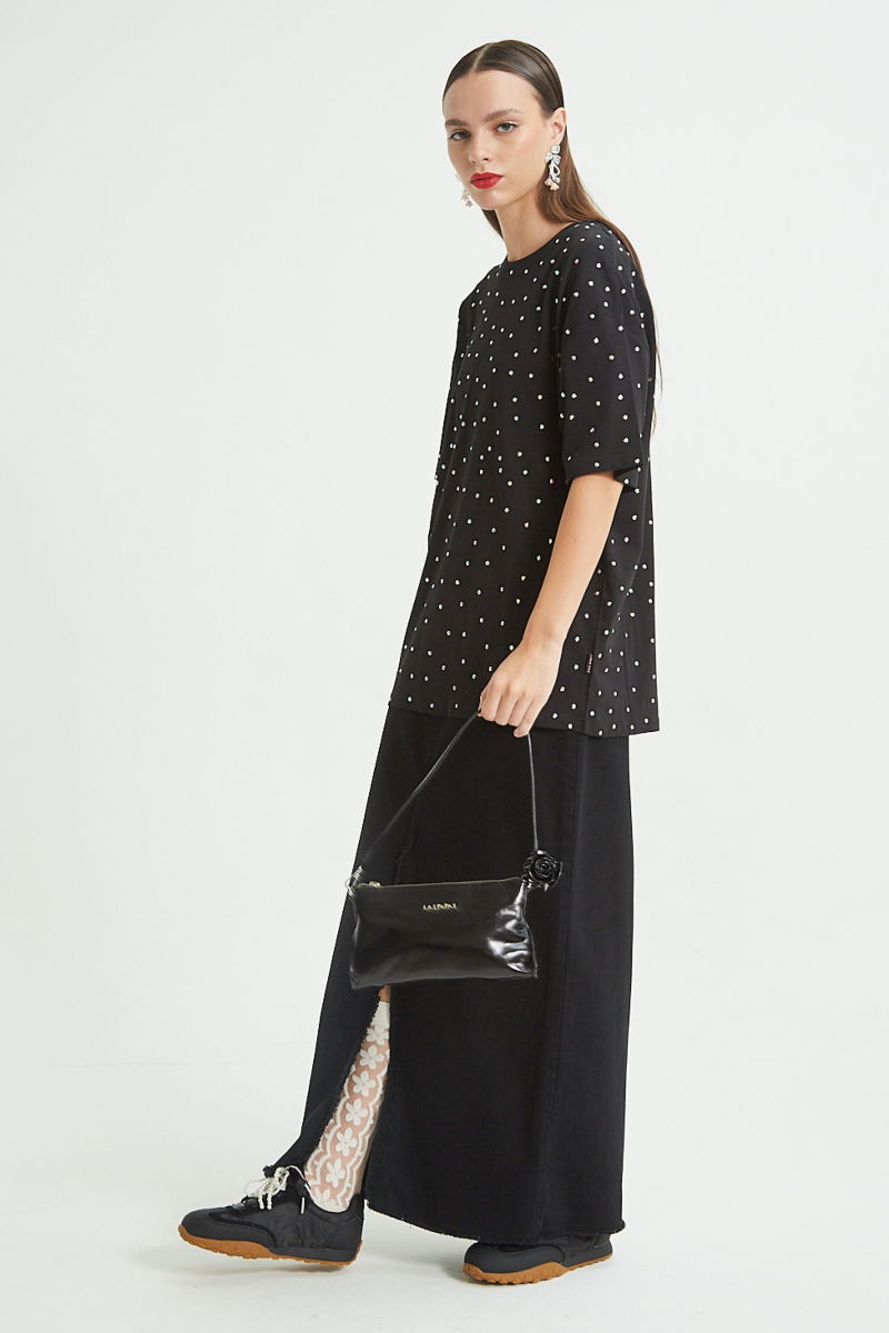 Remera negra oversized de algodón con apliques de brillos en forma de estrella 