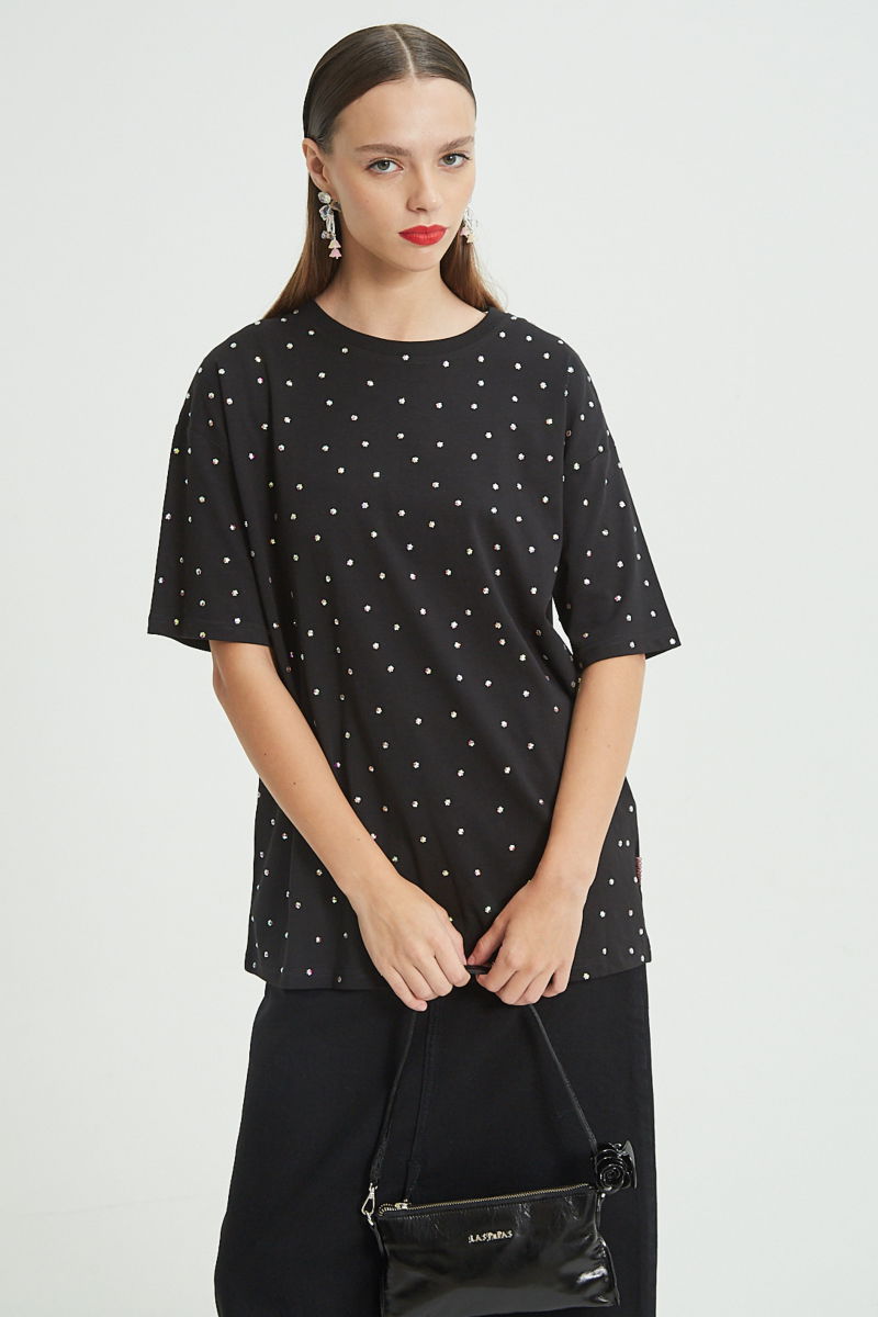Remera negra oversized de algodón con apliques de brillos en forma de estrella 
