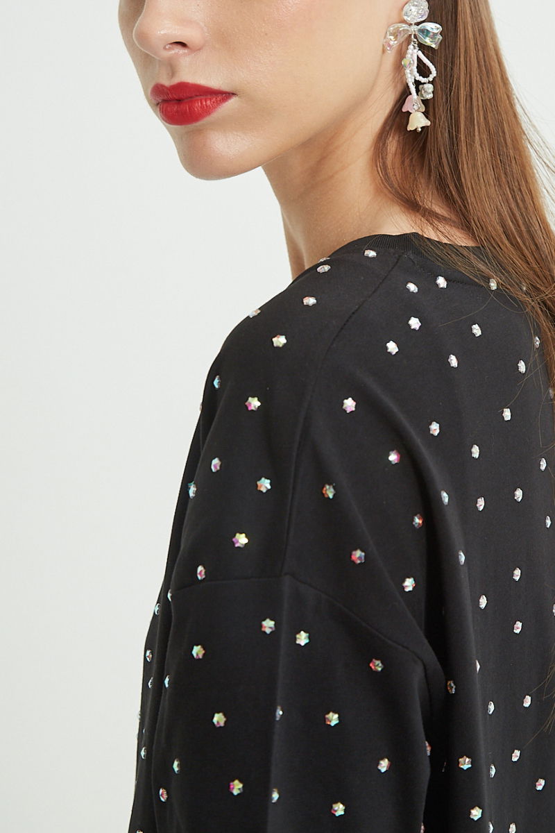 Remera negra oversized de algodón con apliques de brillos en forma de estrella 